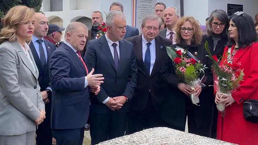 Los ministros Torres y Alegría, junto al alcalde de Borja, Eduardo Arilla, y familiares. | SERVICIO ESPECIAL