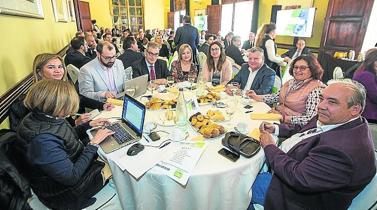 Rosa Carrizosa y Laura Núñez, de INFORMACIÓN e informacióntv; David Navarro, de INFORMACIÓN; el subdirector de INFORMACIÓN Jorge Fauró; la jefa de Economía de INFORMACIÓN, María Pomares; María José Valero, de INFORMACIÓN;  el empresario Valentín Botella; Soraya Rufete, de Frutas La Chola; y Eduardo Martínez, de Anedus