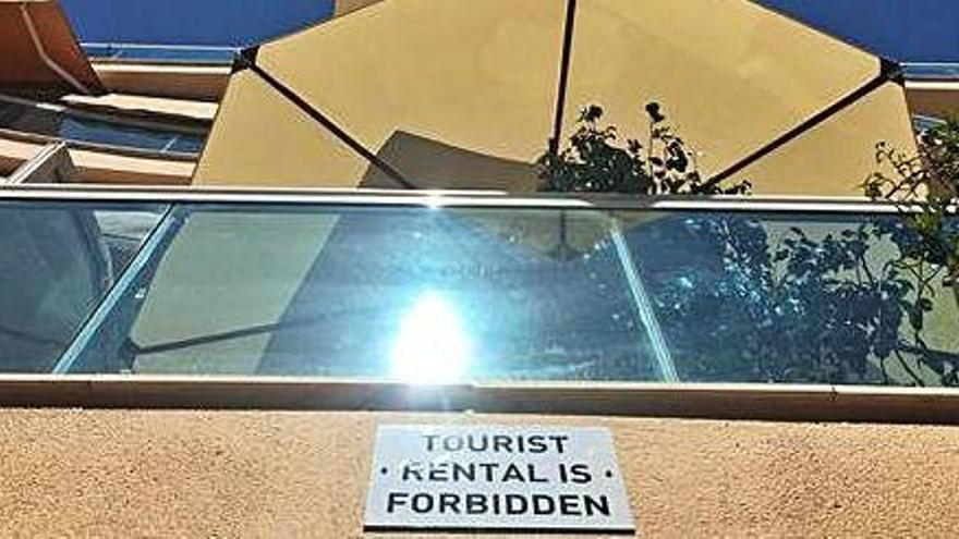 Un cartel que alerta de la prohibición del alquiler turístico en un edificio de Platja d&#039;en Bossa.