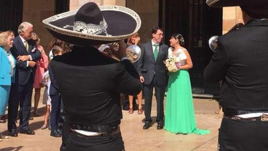 Los novios, en el centro, a su salida del Ayuntamiento.