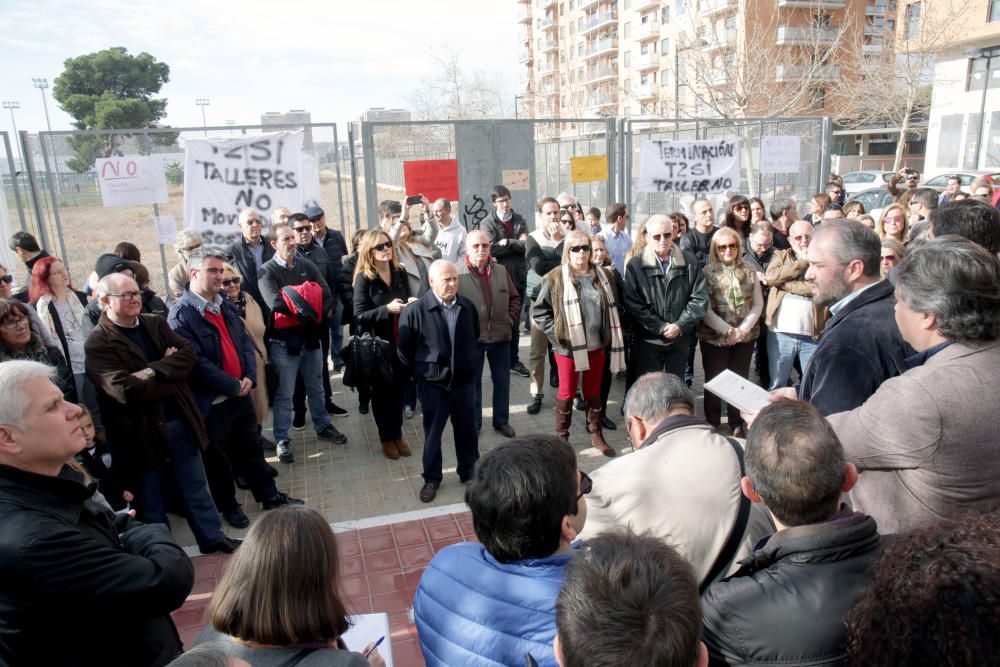 Manifestación vecinal en contra de los talleres de la T2 en Quatre Carreres