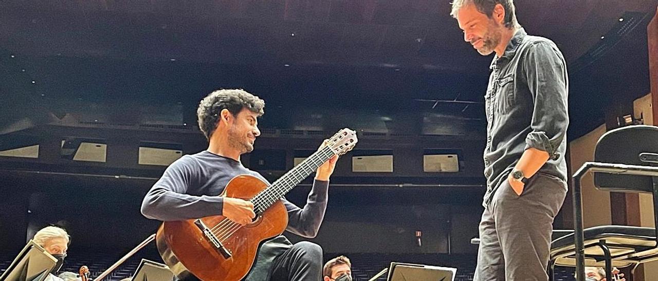 Josep Vicent, a la derecha, junto al guitarrista Pablo Sáinz-Villegas, durante un ensayo en Oviedo. | OSPA