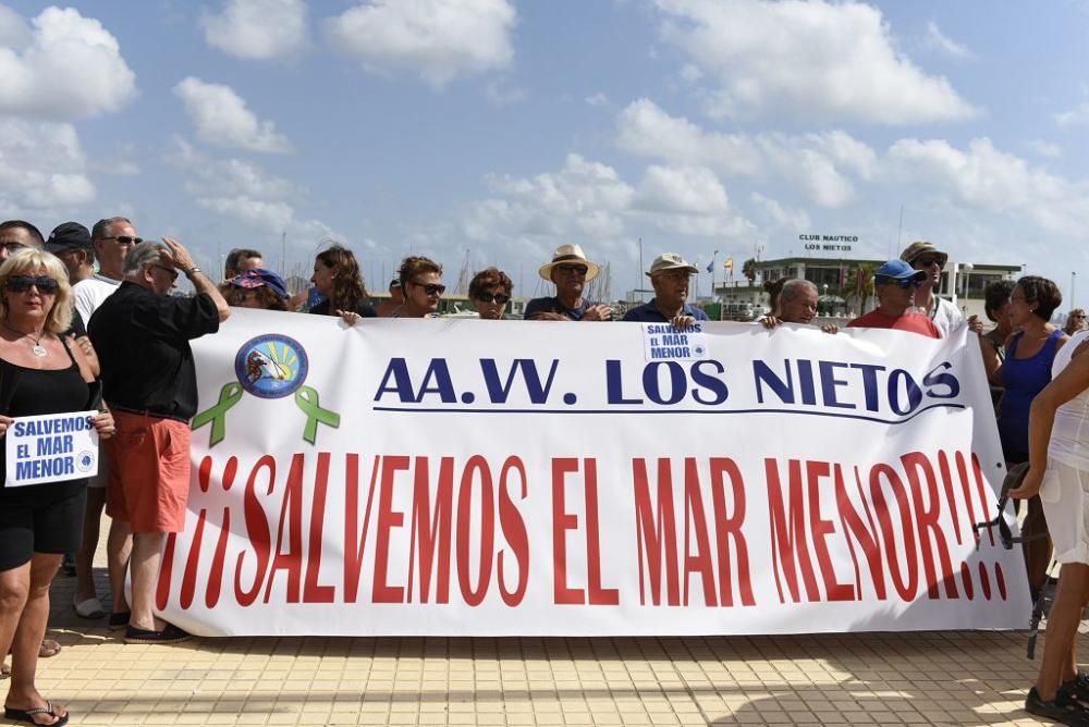 Protestas por el estado del Mar Menor en Los Nieto