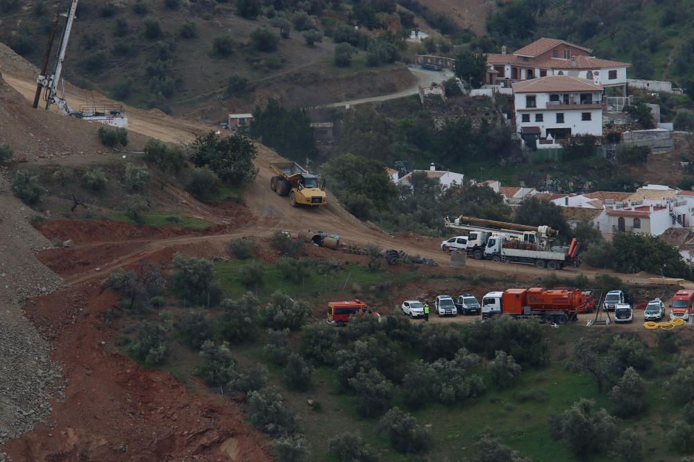 Los operarios trabajan en el 'encamisado' del túnel de rescate introduciendo tubos que aseguren la galería.