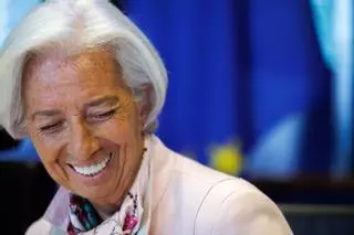 Lagarde mantiene que los tipos seguirán altos "tanto tiempo como sea necesario"