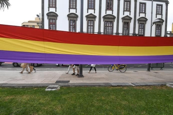 17-07-19 CANARIAS Y ECONOMIA. PARQUE DE SAN TELMO. LAS PALMAS DE GRAN CANARIA. Manifestacion, concentracion y despliegue de la bandera republicana delante del Palacio Militar. Fotos: Juan Castro.  | 17/07/2019 | Fotógrafo: Juan Carlos Castro