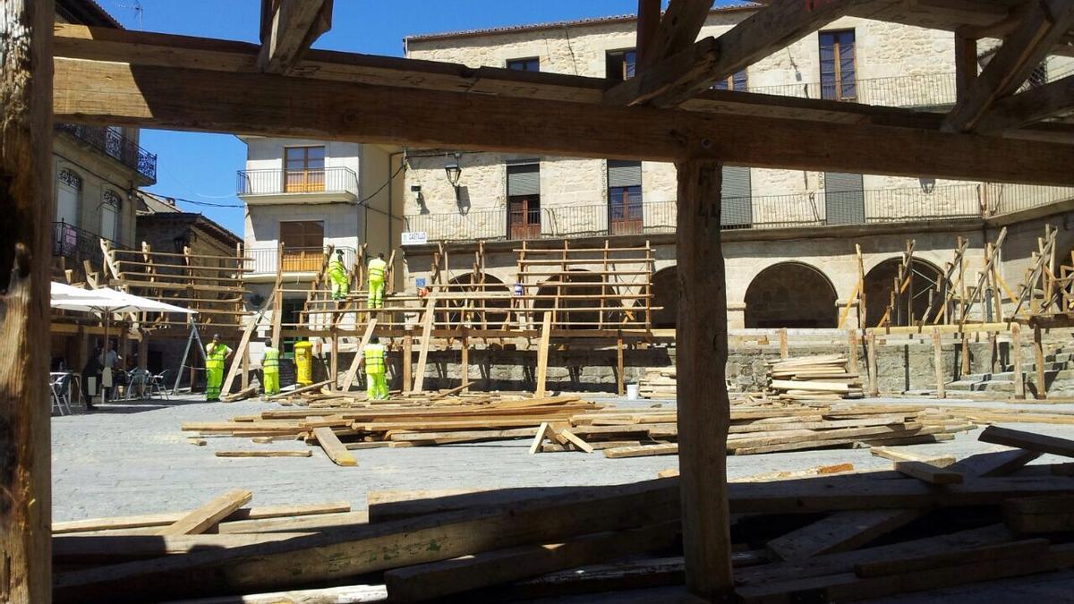 Montaje de la plaza de madera de Fermoselle, que por segundo año consecutivo se suspende