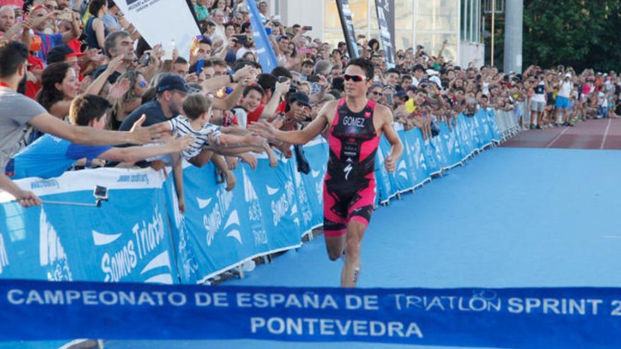 Gómez Noya cruza la meta en primer lugar en la pasada edición del Campeonato de España de triatlón. // Xoán Álvarez