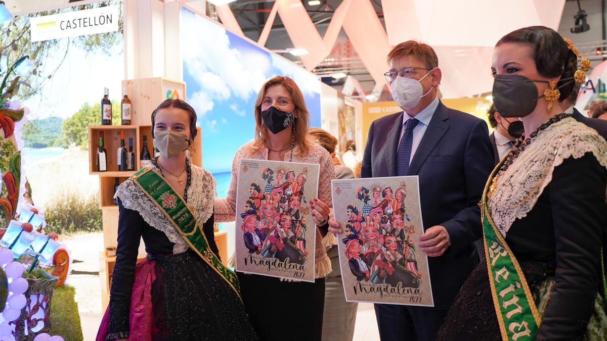 Marco, Puig y las reinas de las fiestas con el cartel de la Magdalena del 2022 en Fitur.