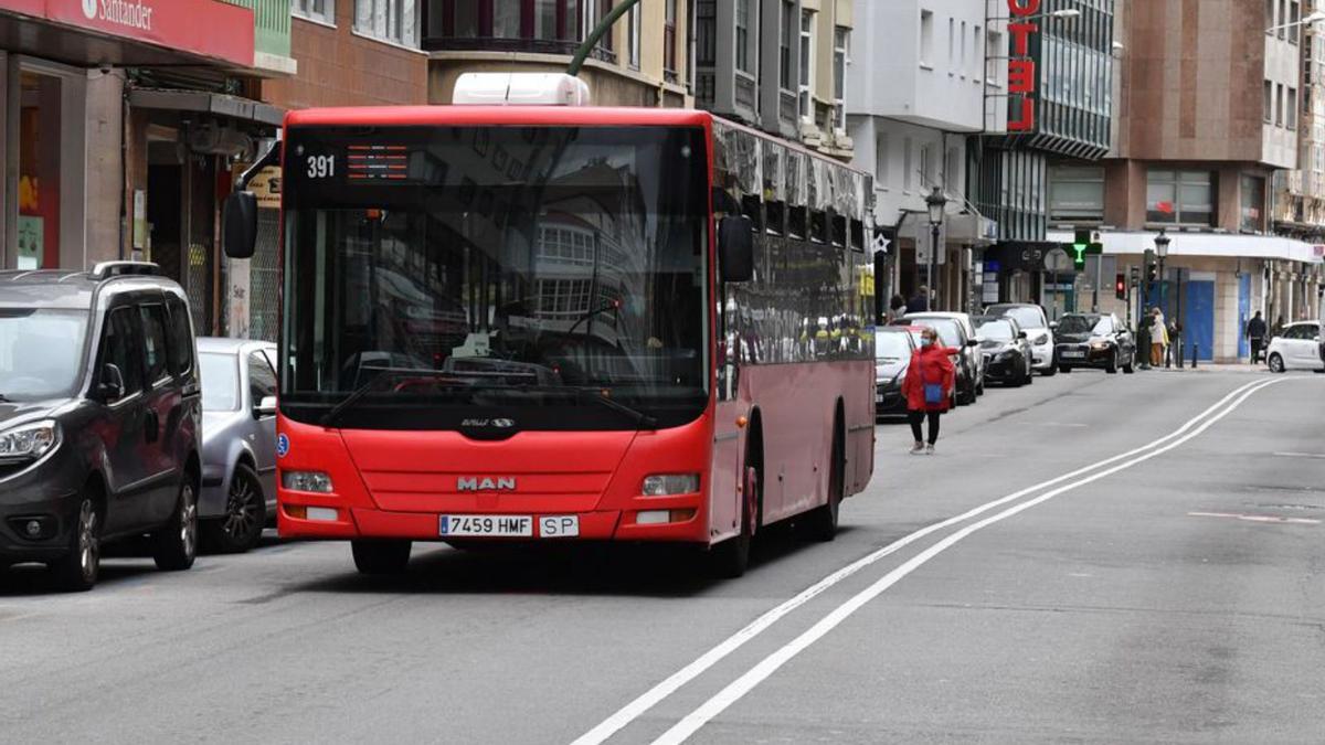 Un bus urbano circula por la calle San Andrés.   | // VÍCTOR ECHAVE