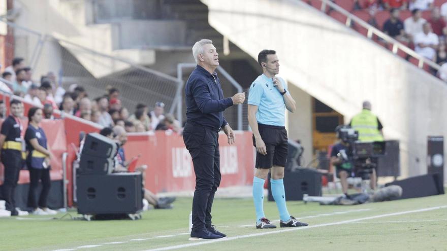 Javier Aguirre da indicaciones durante el Mallorca-Villarreal.