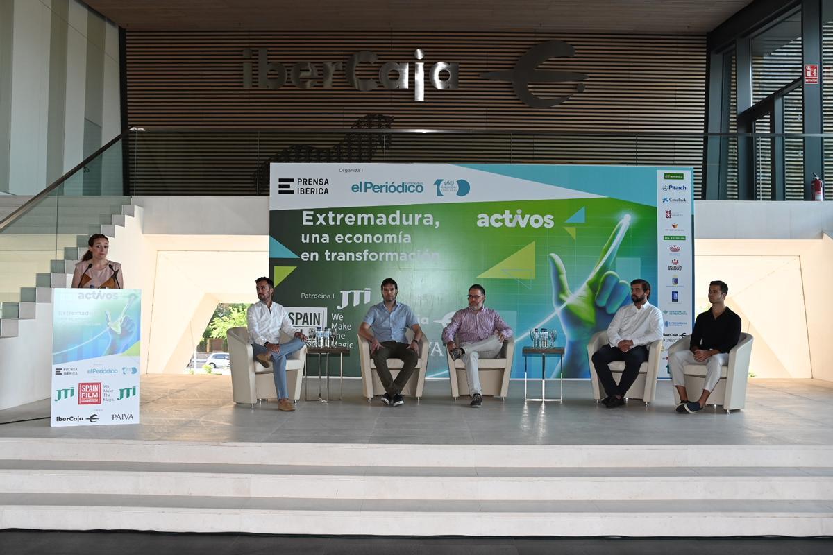 De izquierda a derecha, Irene Rangel, periodista de El Periódico Extremadura; Suso Merino, CEO de la start-up Lapsowork; Jesús Gumiel, fundador de Competize; Santiago del Pozo, fundador de Veyve, y Abraham López e Ignacio Prieto, fundadores de Correcto. De izquierda a derecha, Irene Rangel, periodista de El Periódico Extremadura; Suso Merino, CEO de la start-up Lapsowork; Jesús Gumiel, fundador de Competize; Santiago del Pozo, fundador de Veyve, y Abraham López e Ignacio Prieto, fundadores de Correcto.