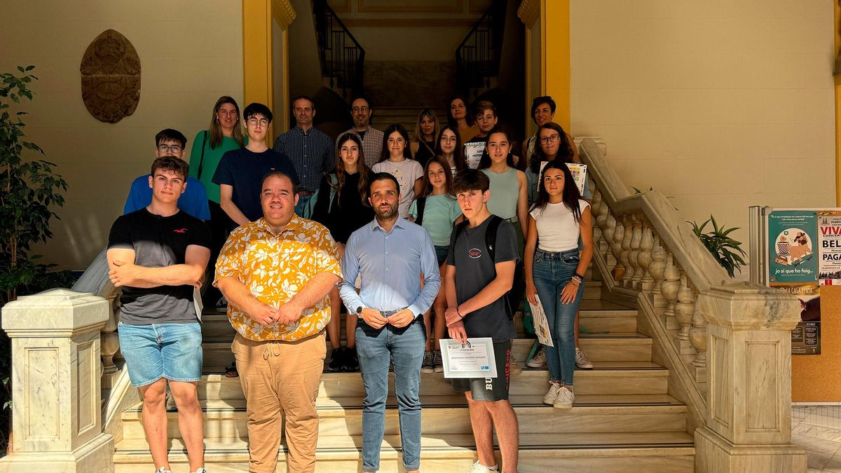 Autoridades y alumnado premiado.