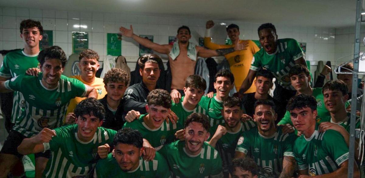 El Peralada celebra la victòria contra el Vic al vestidor