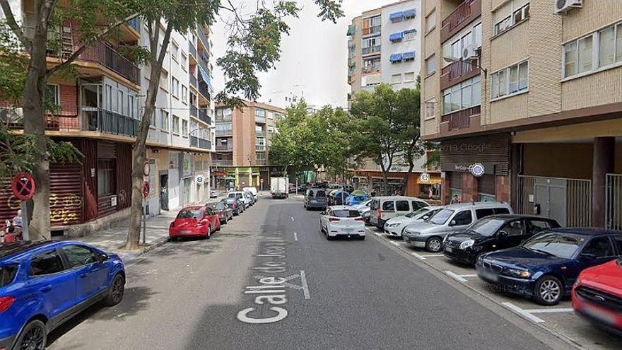 Herido leve un motociclista ebrio tras caer a la calzada en el barrio San José