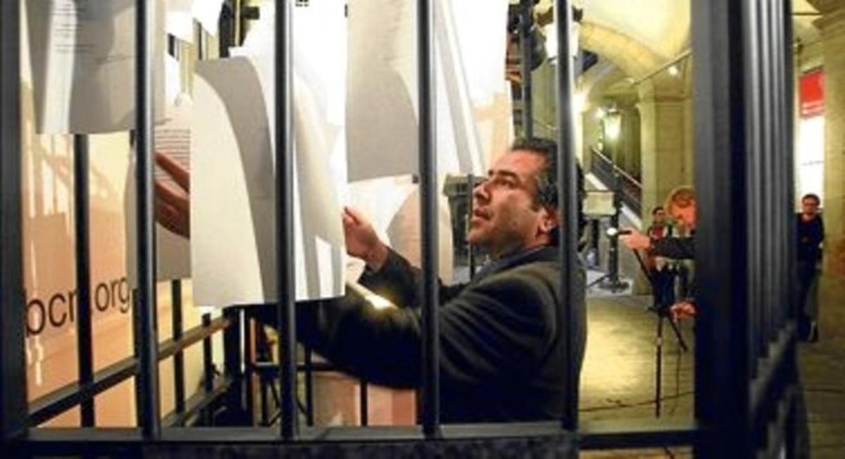 L’escriptor algerià Salem Zenia busca el seu text ahir a la gàbia instal·lada a l’Ateneu Barcelonès. L’escriptor algerià Salem Zenia busca el seu text ahir a la gàbia instal·lada a l’Ateneu Barcelonès.