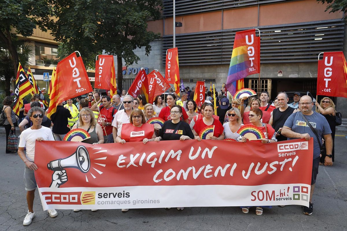 CCOO i UGT protesten davant la seu de la FOEG per exigir la reducció de la jornada laboral.