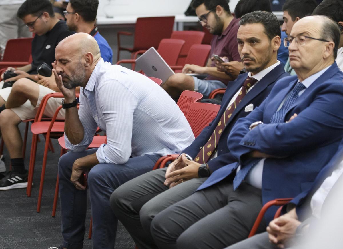 José Castro, actual presidente, con Del Nido Carrasco (en medio) y Mochi, en un acto del Sevilla