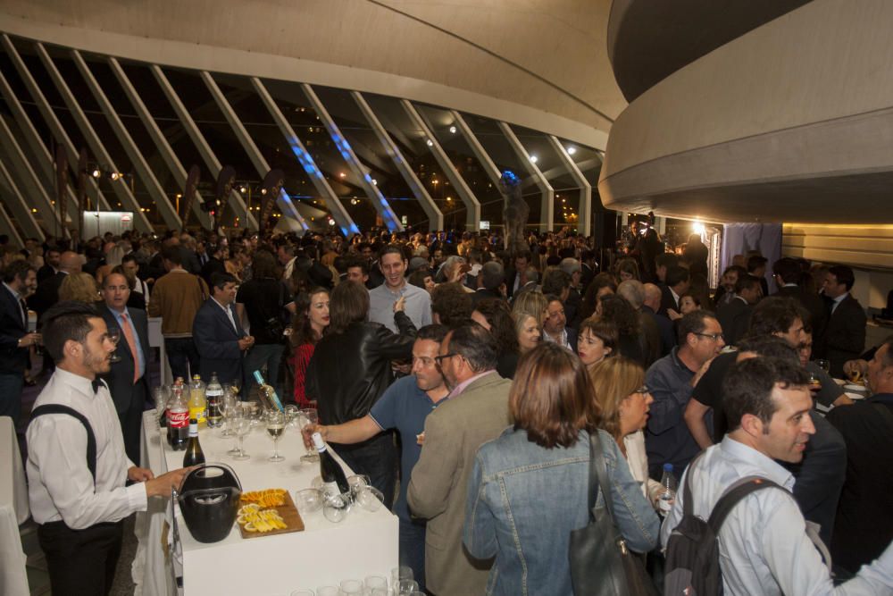 Un momento del cóctel que disfrutaron los asistentes a la gala en el vesibulo del Palau de Les Arts.