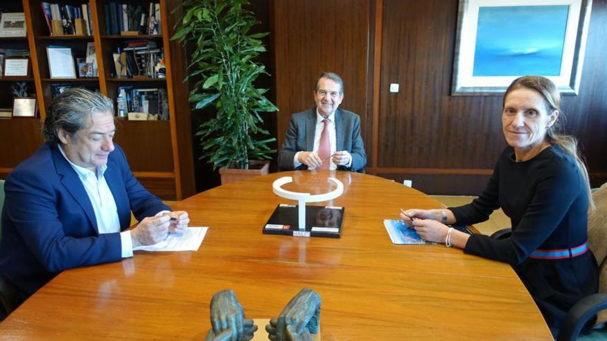 Eloy García, presidente de Conxemar, con Caballero y Yobana Bermúdez.