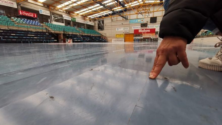 Una de las zonas que presenta “bollos” de la pista del pabellón de O Gatañal. | // SANTOS ÁLVAREZ