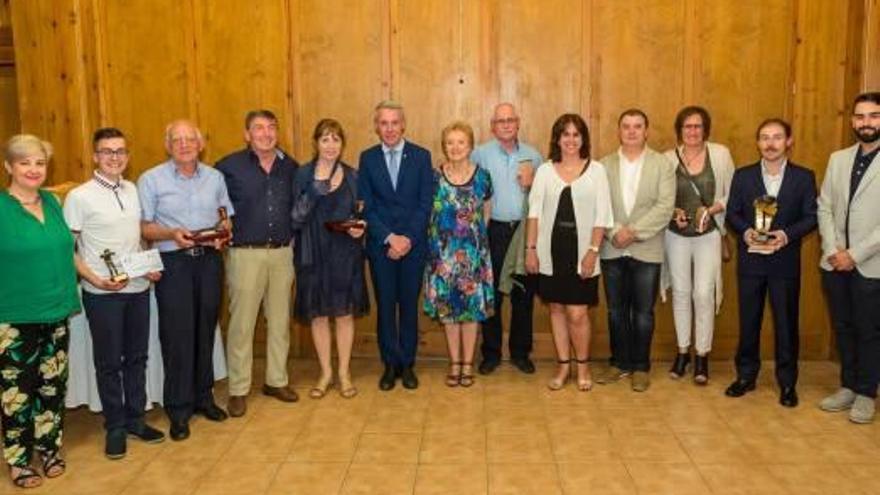 Els premiats per la seva tasca cultural amb el Roser de Puigcerdà