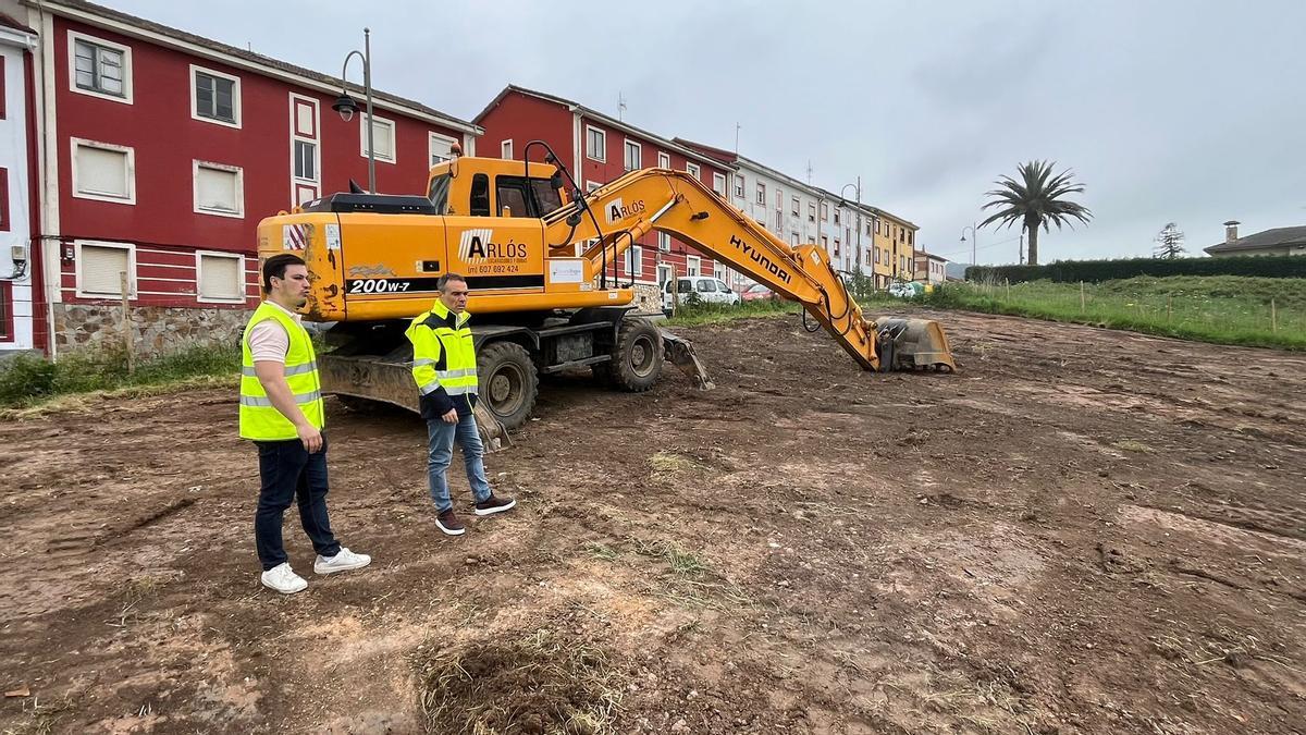 El alcalde en el terreno de la calle Pepín de Pría de Los Campos, donde estará el aparcamiento.