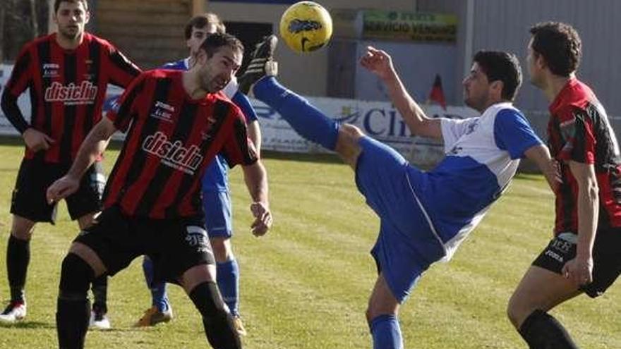 Imanol pugna con un rival en el duelo con el Portonovo. // Bernabé/Gutier