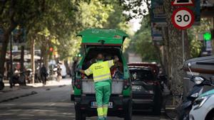 Archivo - Un trabajador de recogida de basuras.