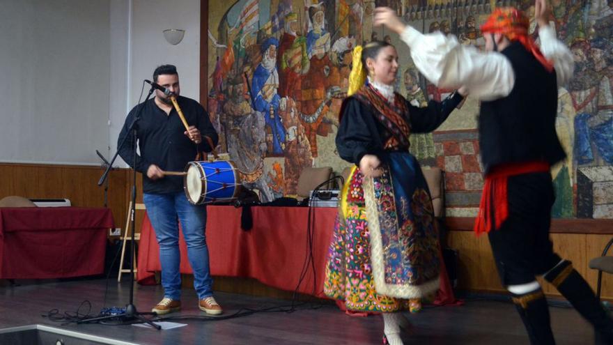 El músico, interpretando uno de los temas mientras baila la pareja de Doña Urraca. | E. P.