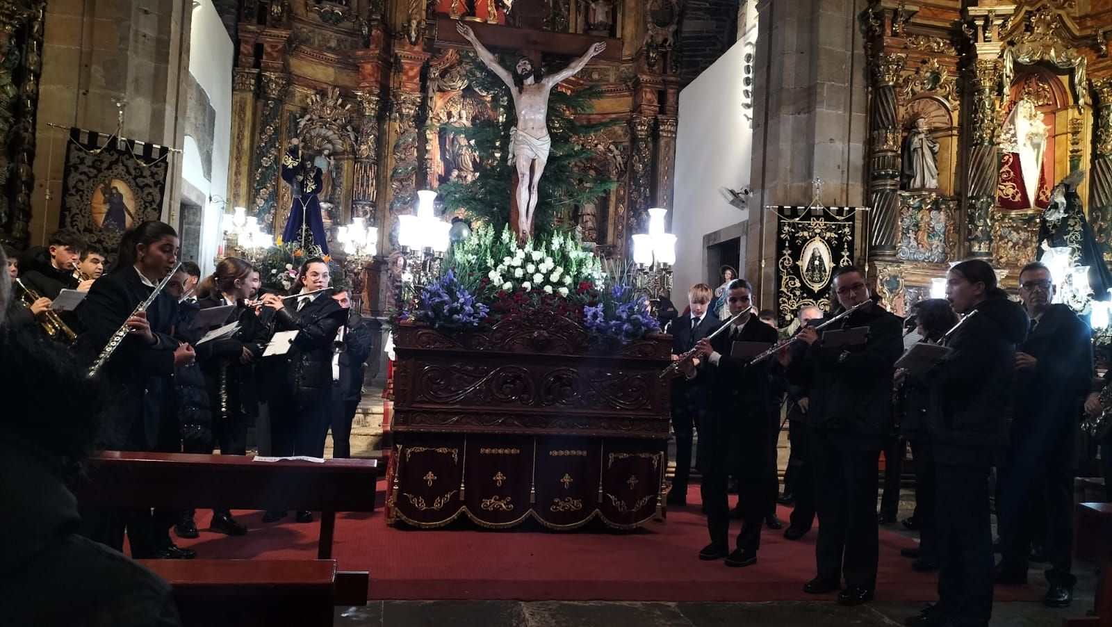 En imágenes: Luarca suspende la procesión del Cristo del Perdón, al que homenajea con la música de La Lira