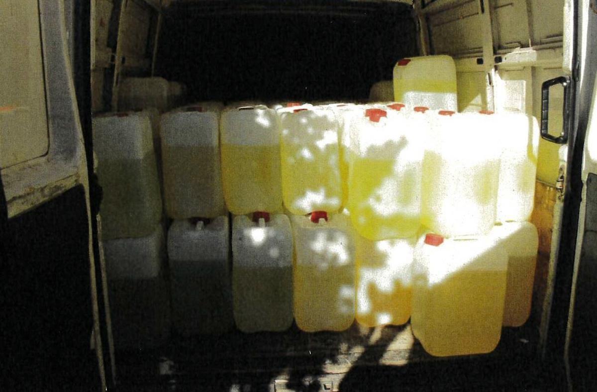 Garrafas de gasolina intervenidas en la operación antidroga en Xàbia.