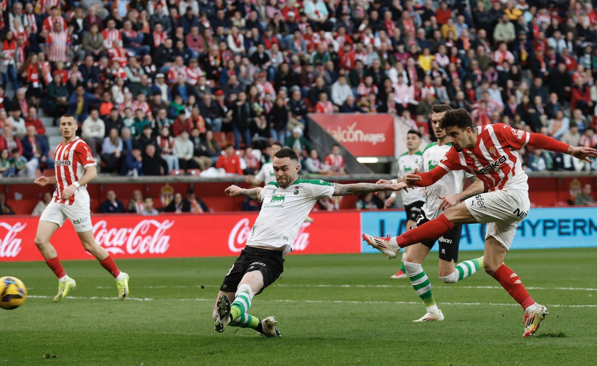 EN IMÁGENES: Ambientazo en el Sporting-Racing de Santander disputado en El Molinón
