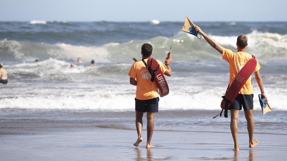 Socorristas en la playa de Salinas.