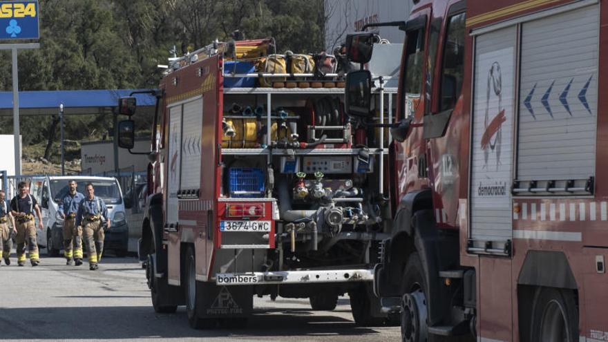 Els Bombers treballant a la zona de la fuita