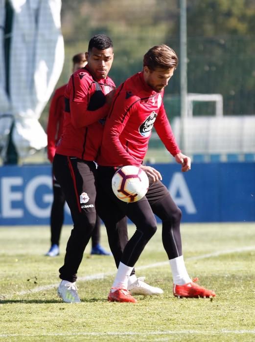 La plantilla se ejercita en Abegondo en la penúltima sesión de trabajo antes del partido del sábado en Pamplona contra Osasuna.