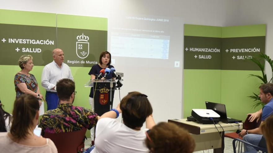 Encarna Guillén (d) durante la presentación de los datos.