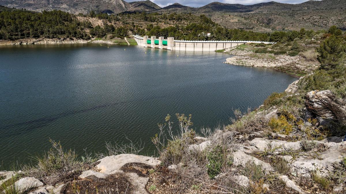 El embalse de Beniarrés, en el Serpis, a finales de marzo. Actualmente guarda el doble de agua que hace un año aunque está a poco más de un tercio de su capacidad.