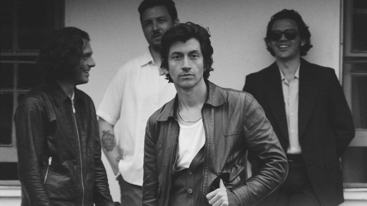 Arctic Monkeys, con Alex Turner en primer plano.
