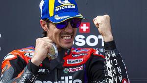 Maverick Viñales aprieta los puños y celebra, en el podio de Austin, su gran remontada.