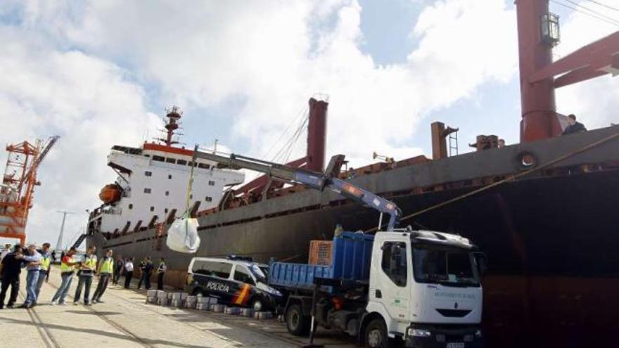 Un camión grúa retira en el muelle de Cádiz el alijo del mercante &#039;SV Nikolai&#039;. / víctor lópez