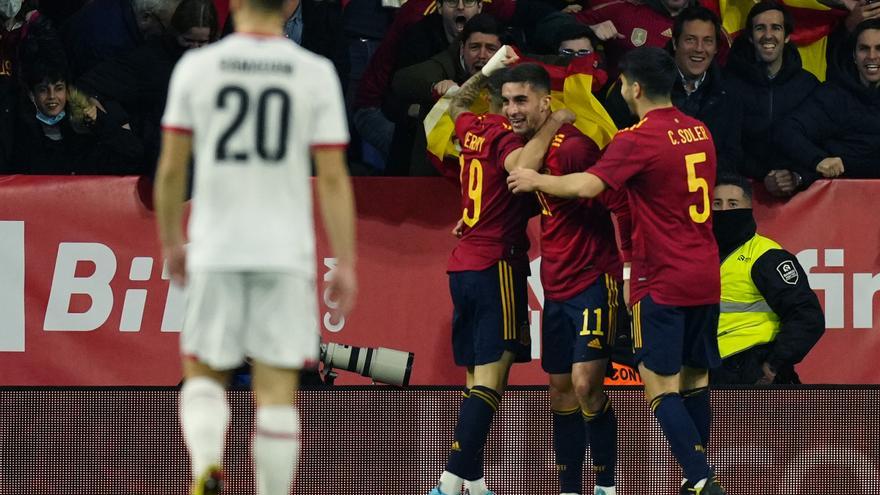 España vuelve a Barcelona con una sufrida victoria sobre Albania