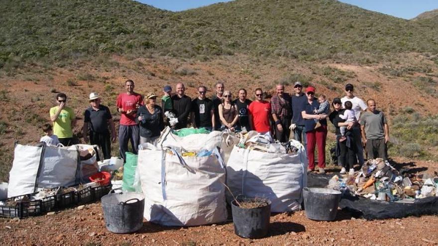 Los voluntarios muestran los cerca de 700 kilos de basura recogidos ayer.