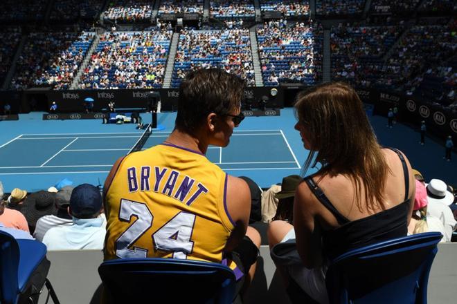 Un espectador lleva la camiseta de Kobe Bryant durante el partido de tenis del Open de Australia en Melbourne.