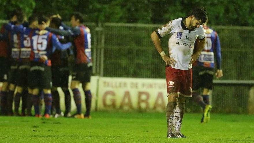 Catú, a la derecha, desolado, mientras los jugadores del Leioa celebran uno de sus goles.