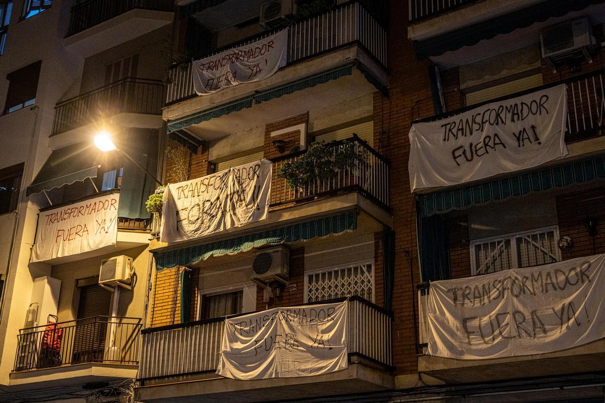 Pancartas en viviendas de la calle de Palamós, donde se incendió el transformador.
