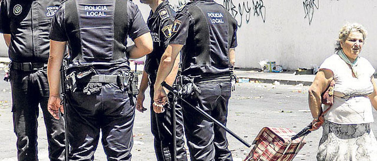 Torrevieja sólo tiene en la calle a la mitad de los policías locales que necesita