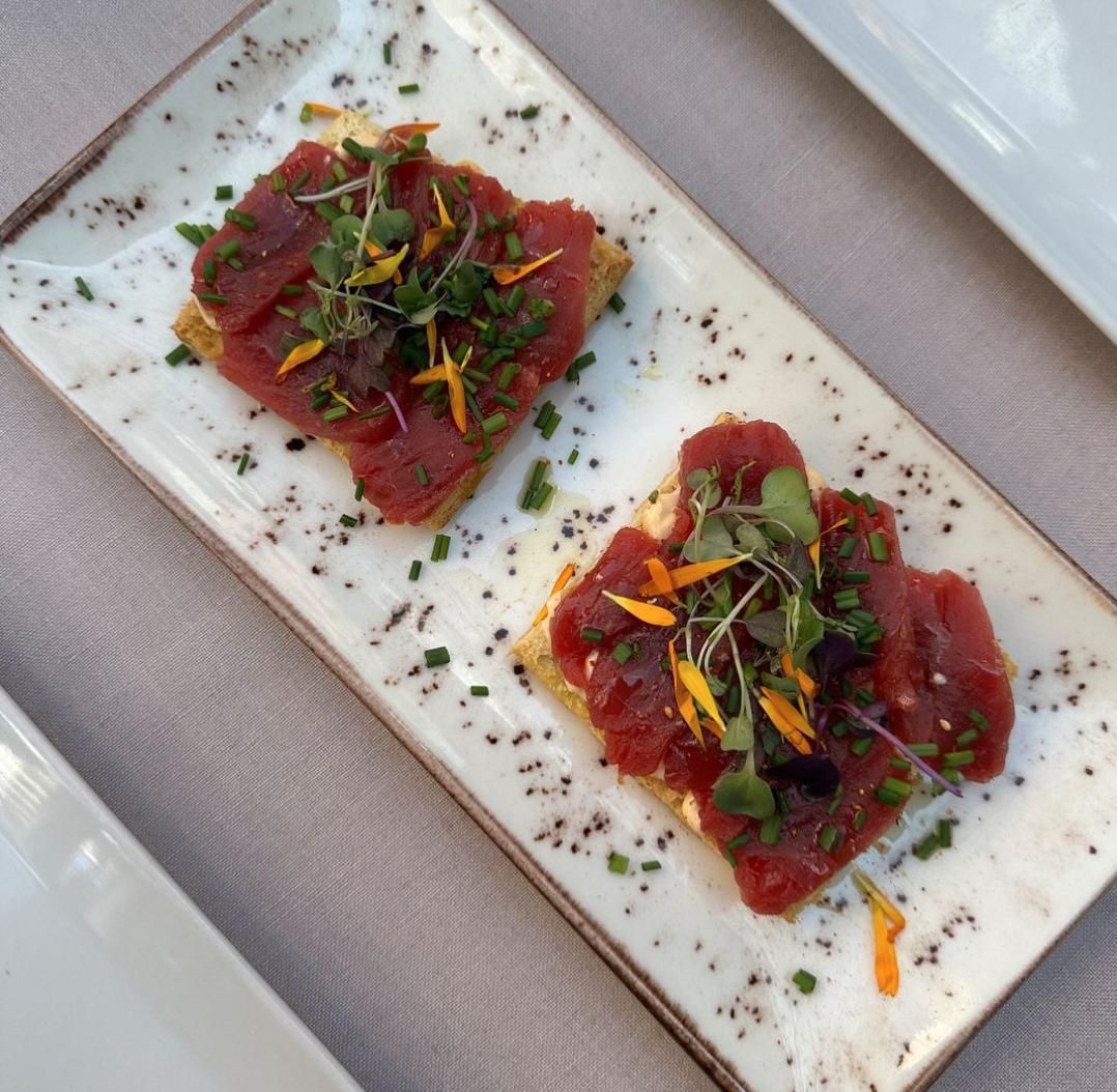 Veguitas de atún sobre pan de cristal con maho japonesa tostada y cebollino