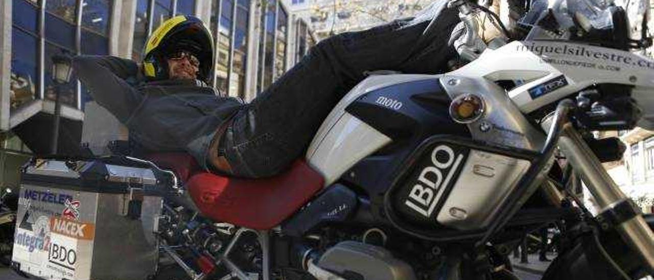 Miquel Silvestre, a lomos de su moto, ayer en el centro de Valencia.