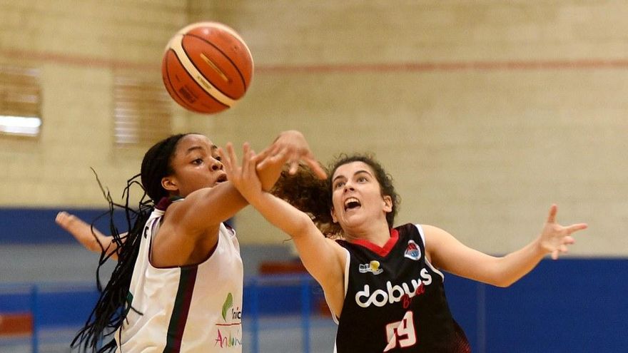 Noemí Ugochukwu, a la izquierda, intenta taponar a Paula Rodríguez en el duelo Dobuss Córdoba BF-Unicaja B de la temporada 20-21.
